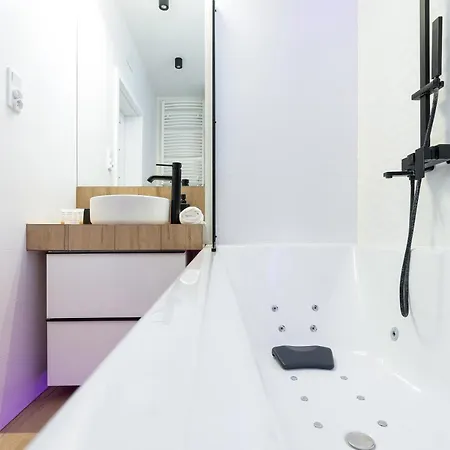 Apartment Movie Jacuzzi At The Main Station By Renters *