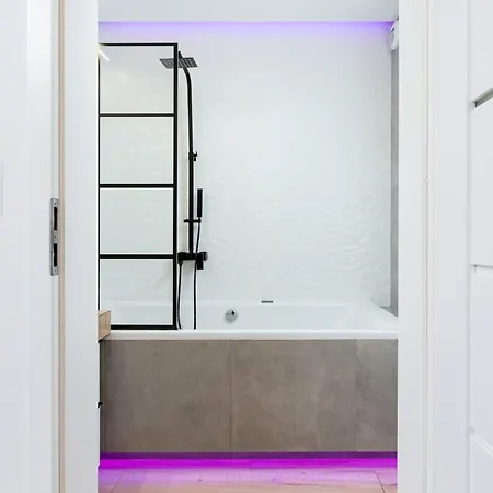 Apartment Movie Jacuzzi At The Main Station By Renters Krakow