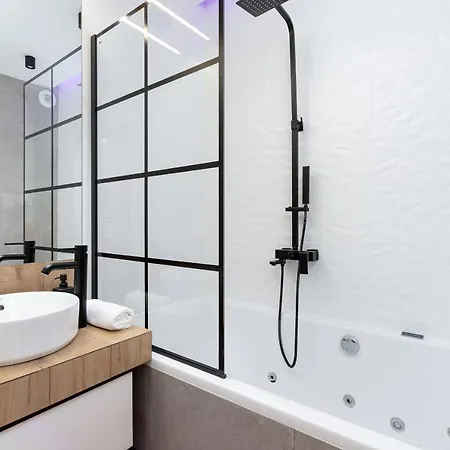 Movie Jacuzzi At The Main Station By Renters Apartment Krakow